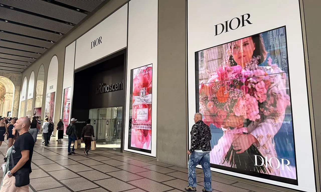 Campagna moda su ledwall in vetrina Rinascente