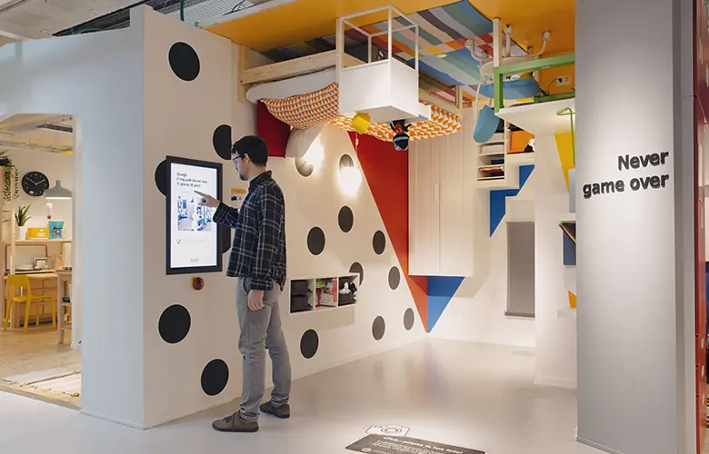 Il circuito digital signage realizzato per IKEA è caratterizzato da molteplici installazioni esperienziali concepite per ingaggiare, intrattenere e coinvolgere i clienti
