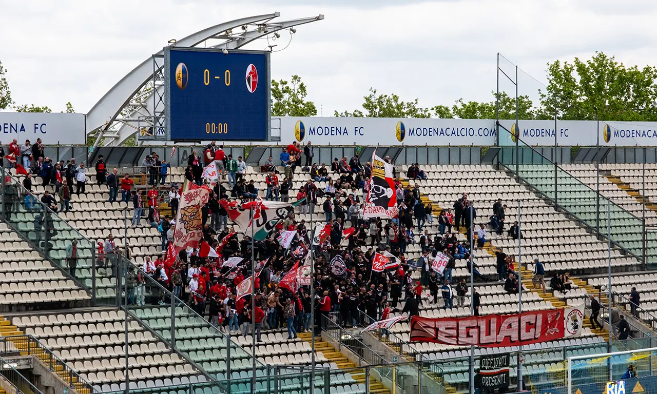 Modena F.C.: Un monitor 98" in sala stampa