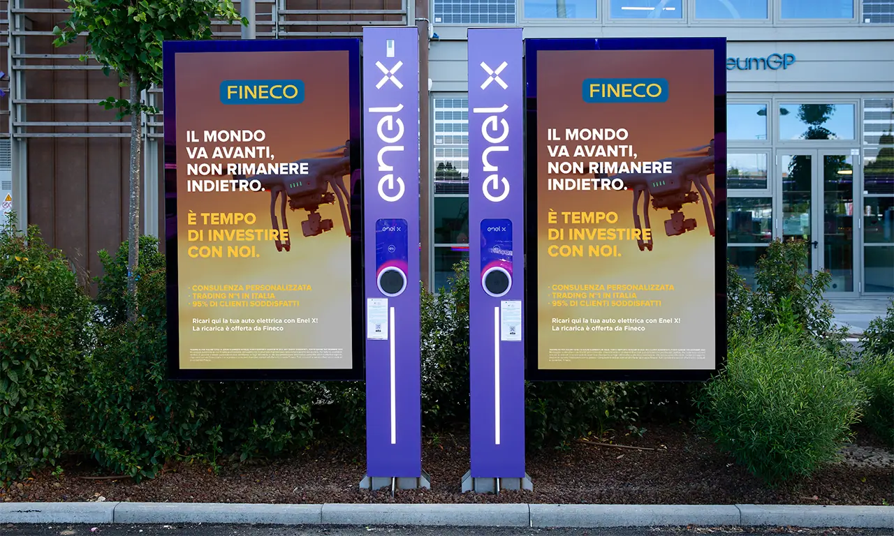 Enel X Juice Media: Totem Juice Media LCD 75" Portal e Flag