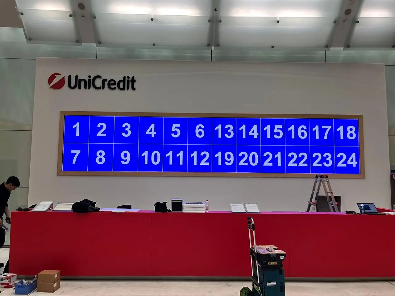 Test dei moduli LED numerati durante l'installazione UniCredit