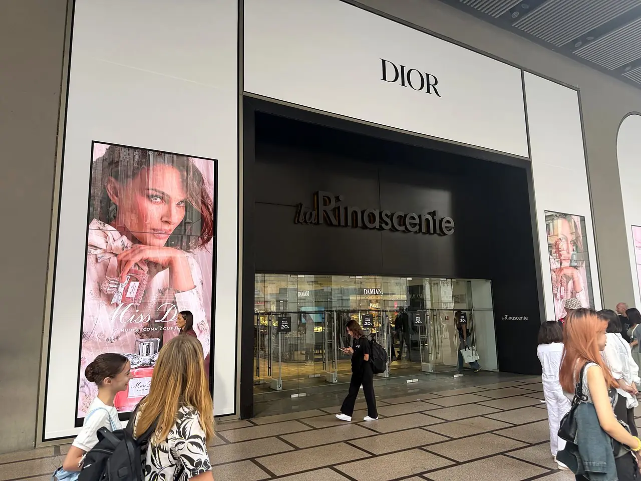 Ingresso Rinascente con ledwall verticali ai lati