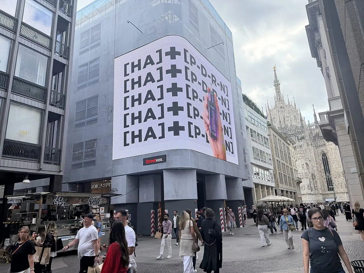 Ledwall di via Pattari con il Duomo di Milano