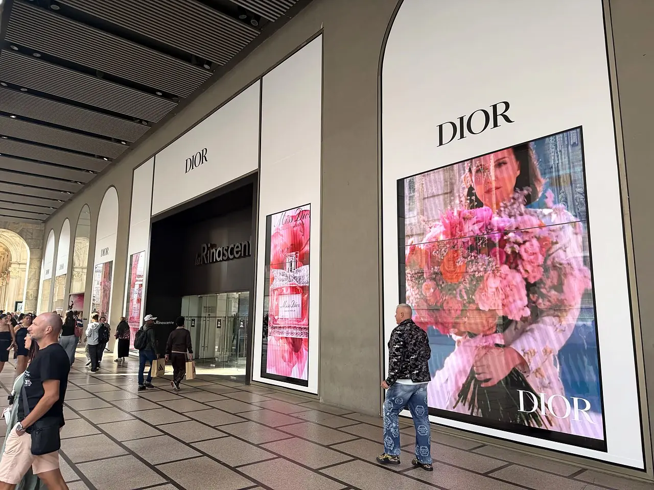 Ledwall verticale in una vetrina Rinascente
