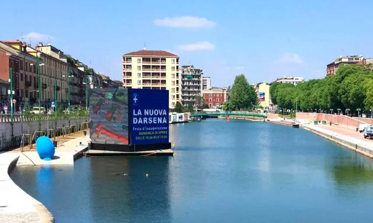 The Cube Darsena: Cubo Ledwall galleggiante in Darsena