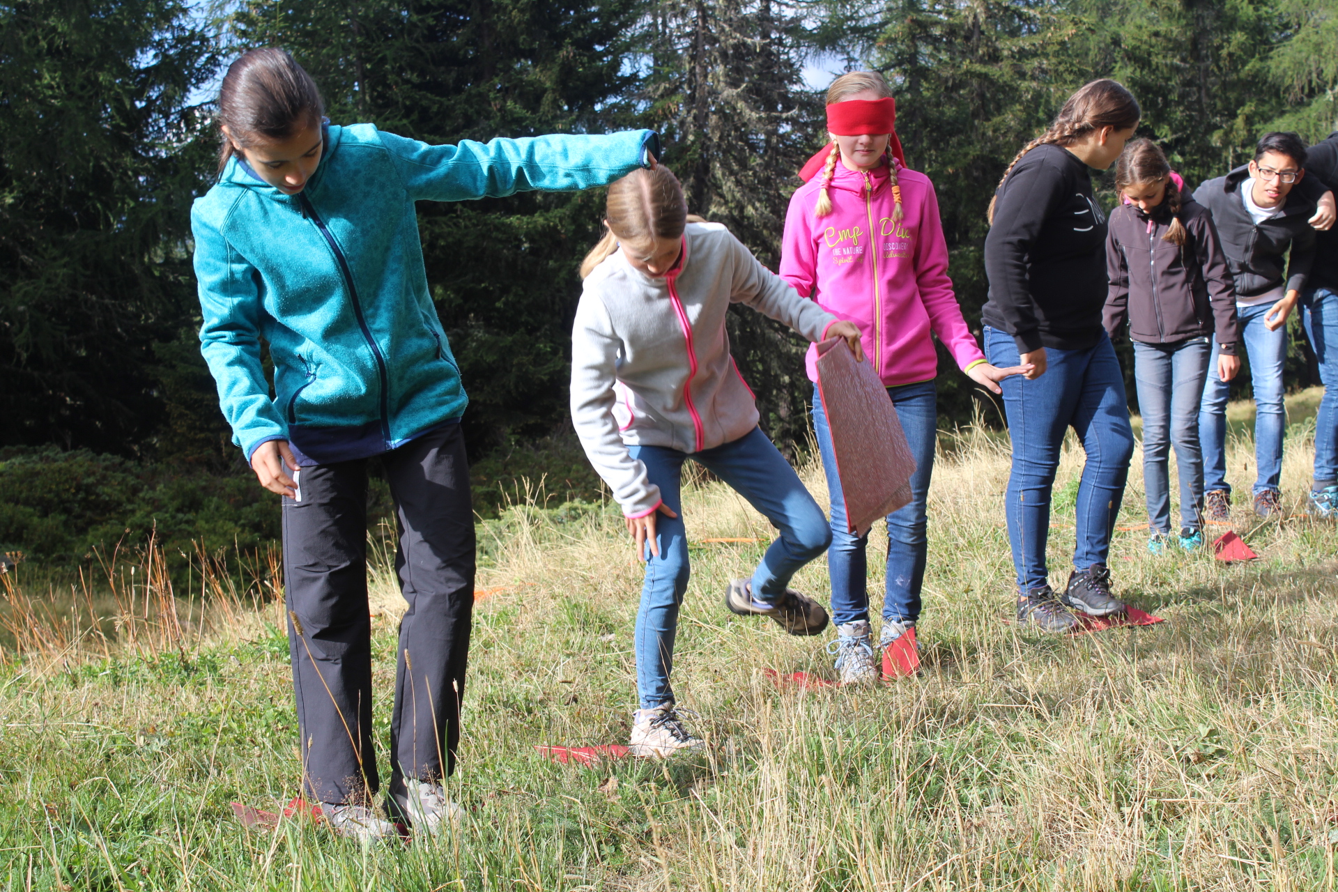 Erlebnispädagogische Teamaufgabe mit einer Schulklasse
