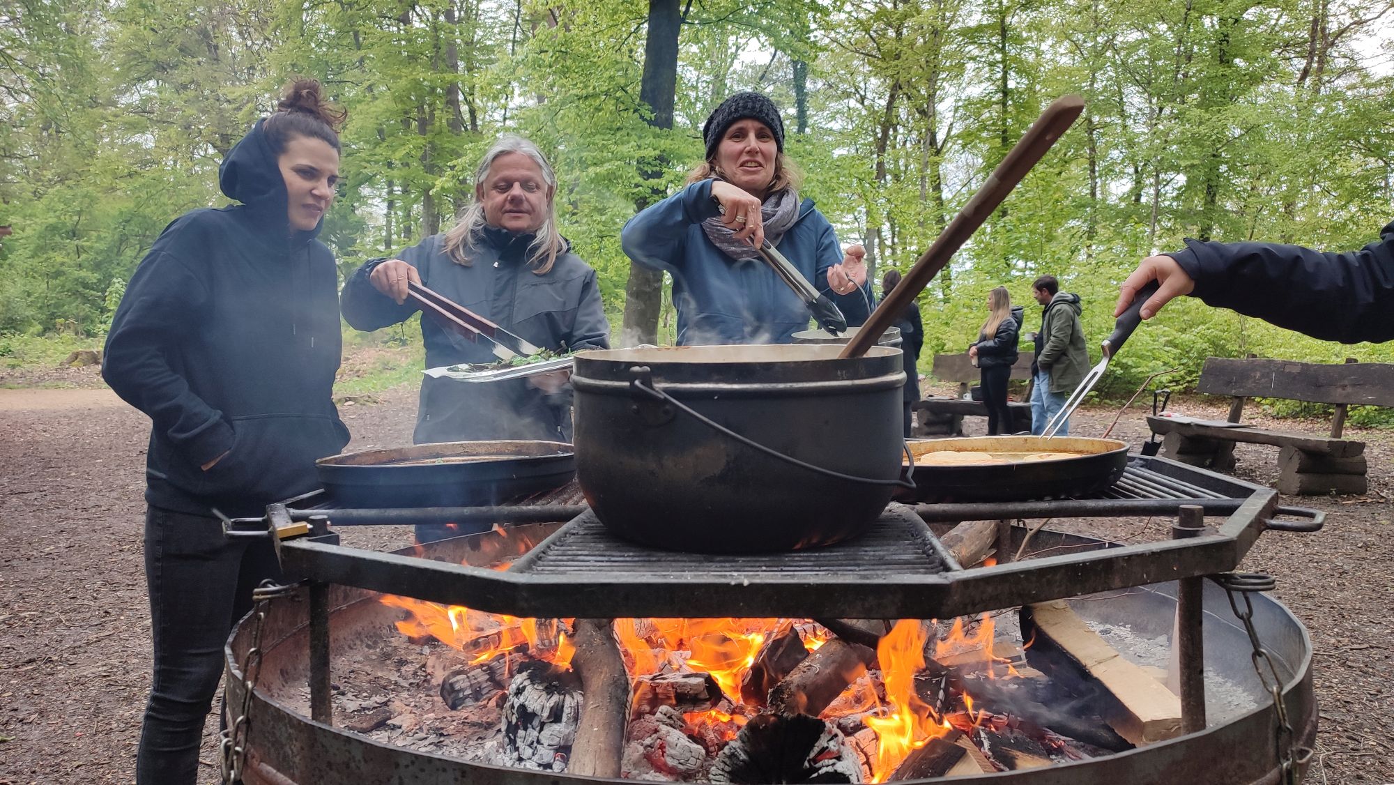 Outdoorkochen über dem Feuer