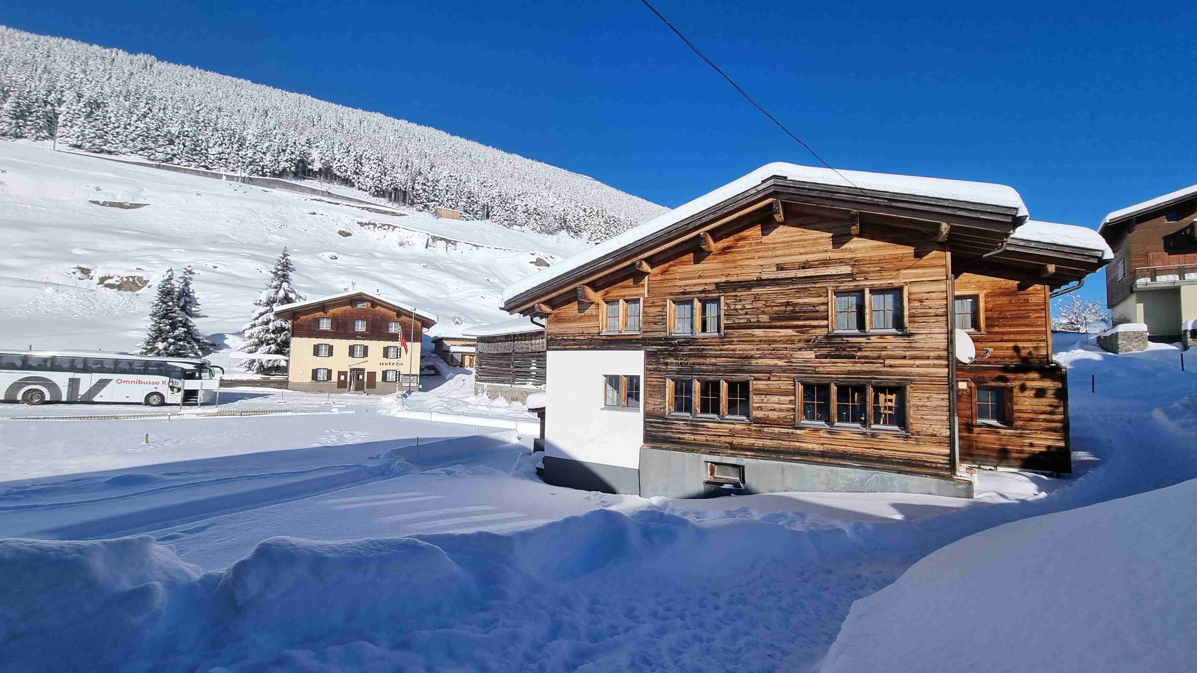 Gruppenhaus La Siala in Tschamut im Winter
