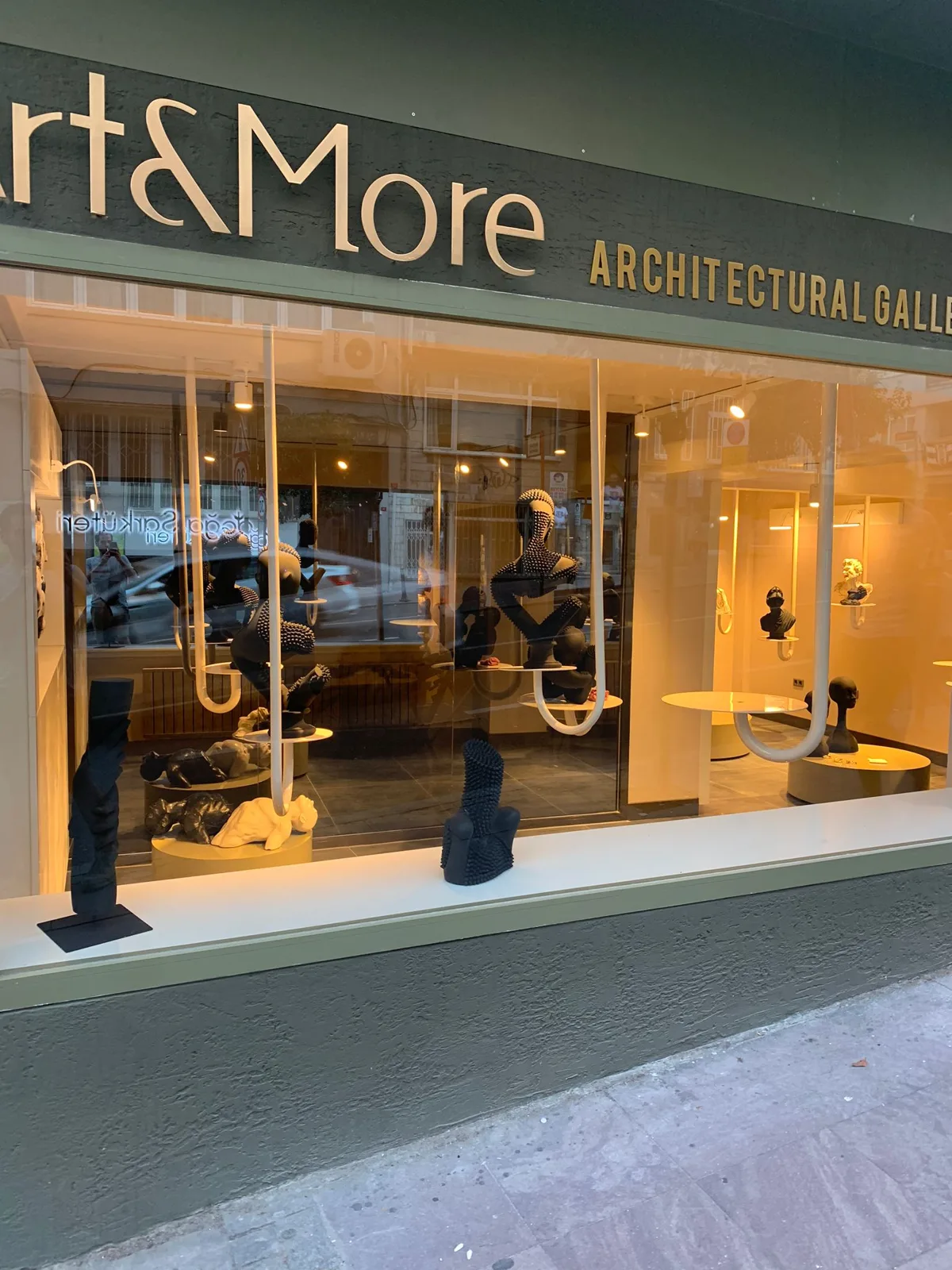 Art & More Architectural Gallery window with sculptures — Zeynep Didem Bardakcı