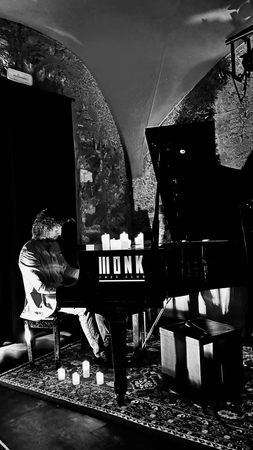 Anton Savchuk suona il pianoforte a lume di candela al Monk Jazz Club