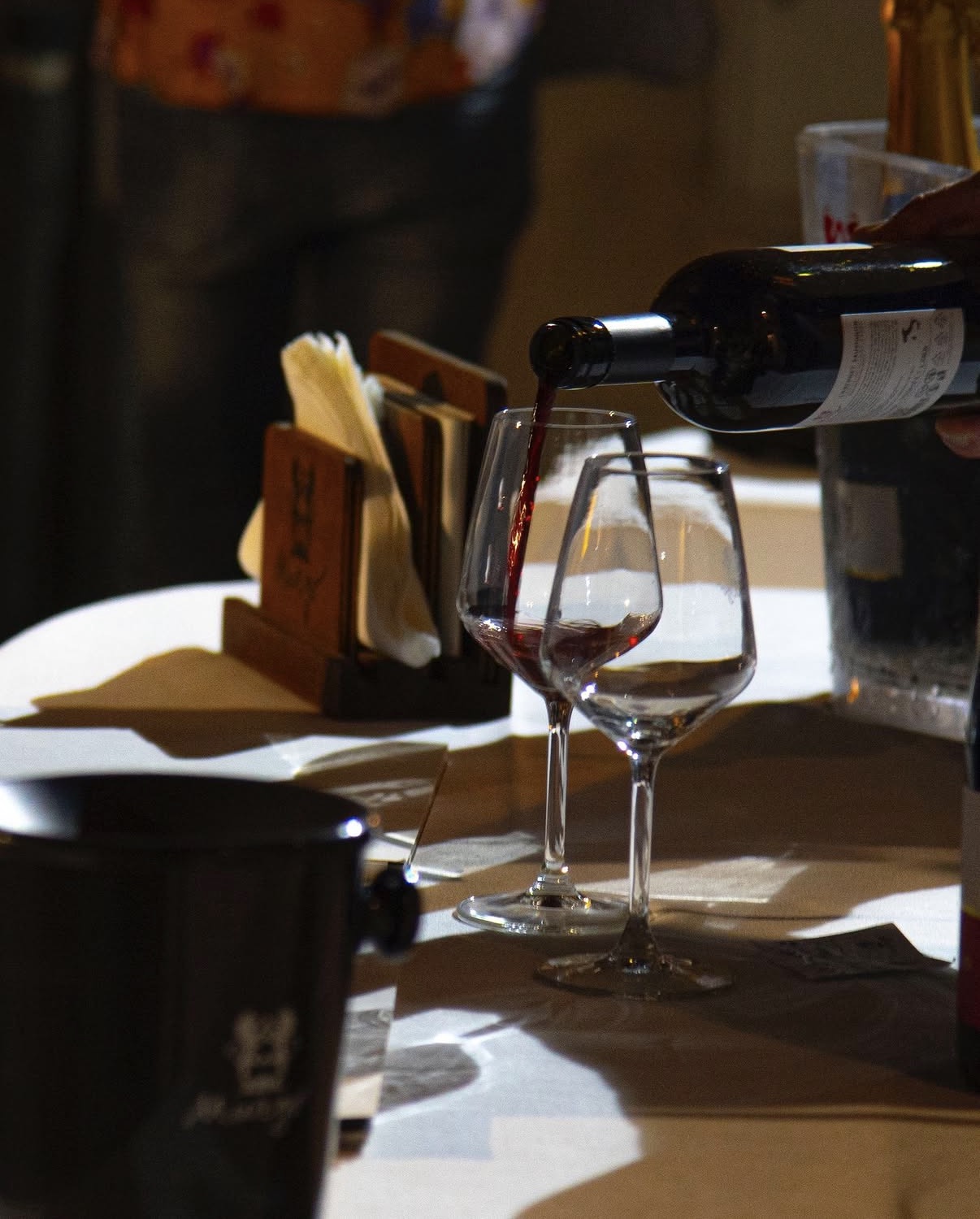 Un calice di vino rosso per la serata al Monk Jazz Club