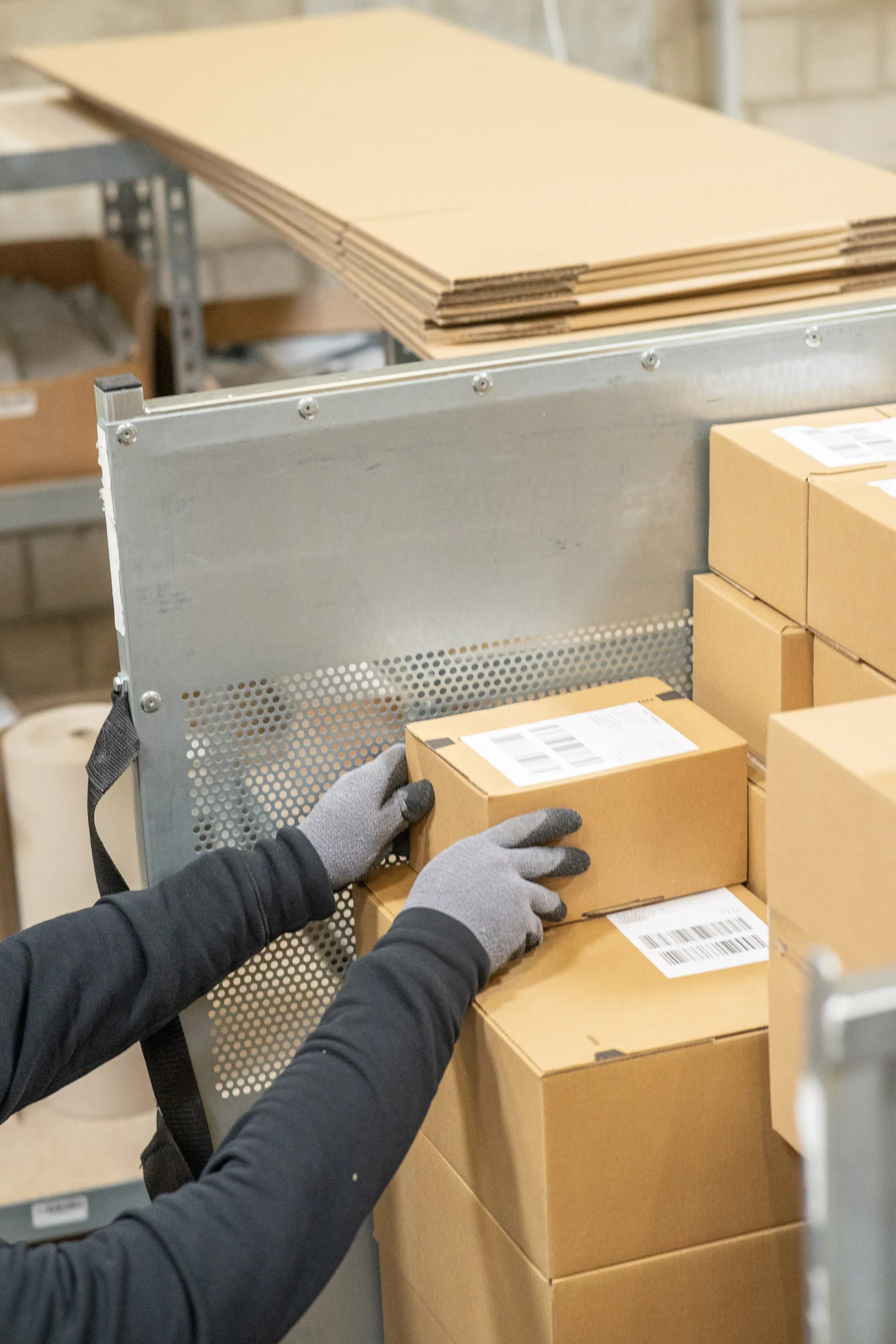 Versandfertige Pakete werden gestapelt