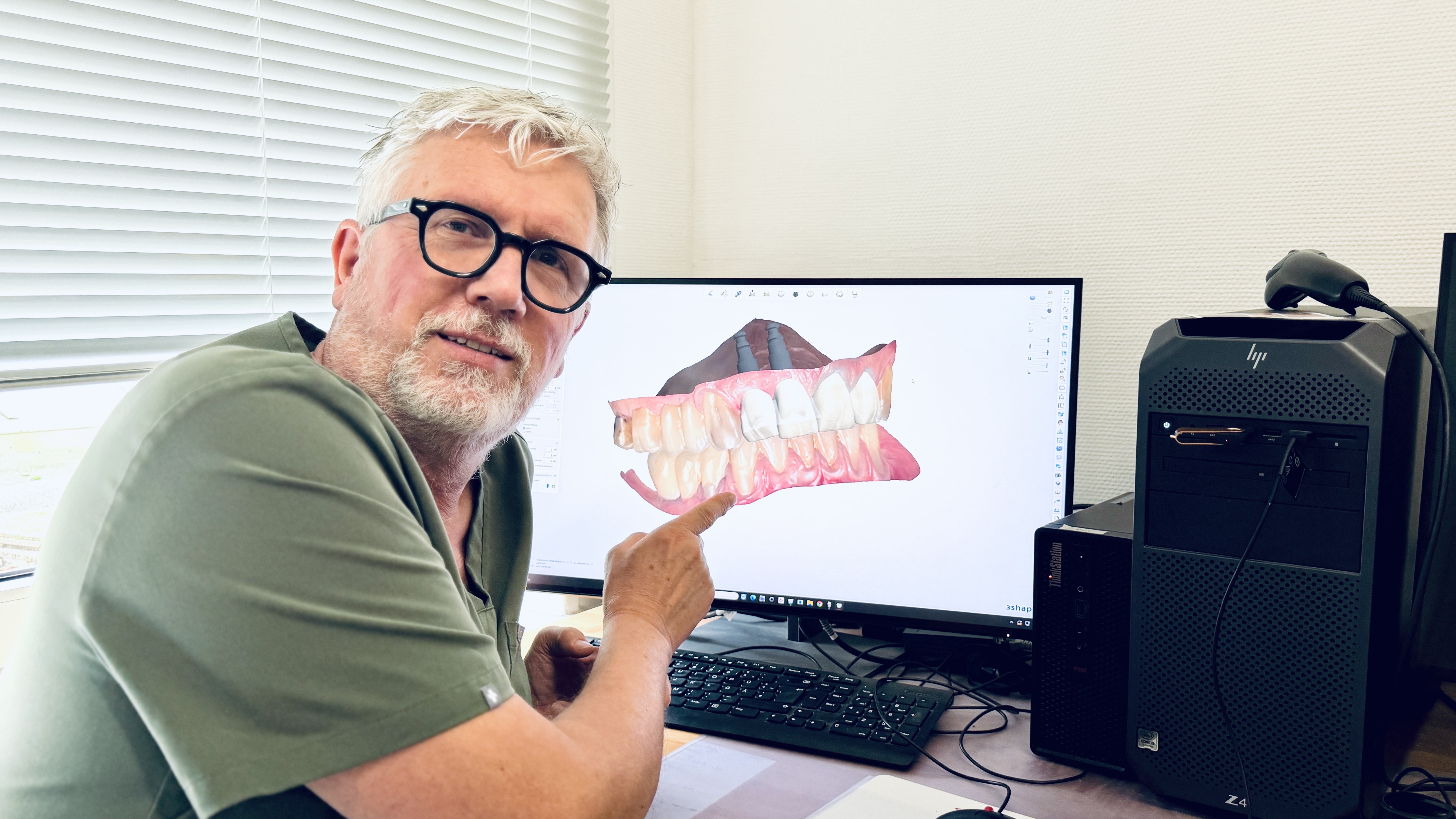 Dr. Ralf Lüttmann erklärt am Bildschirm das digitale Planungsmodell einer Versorgung
