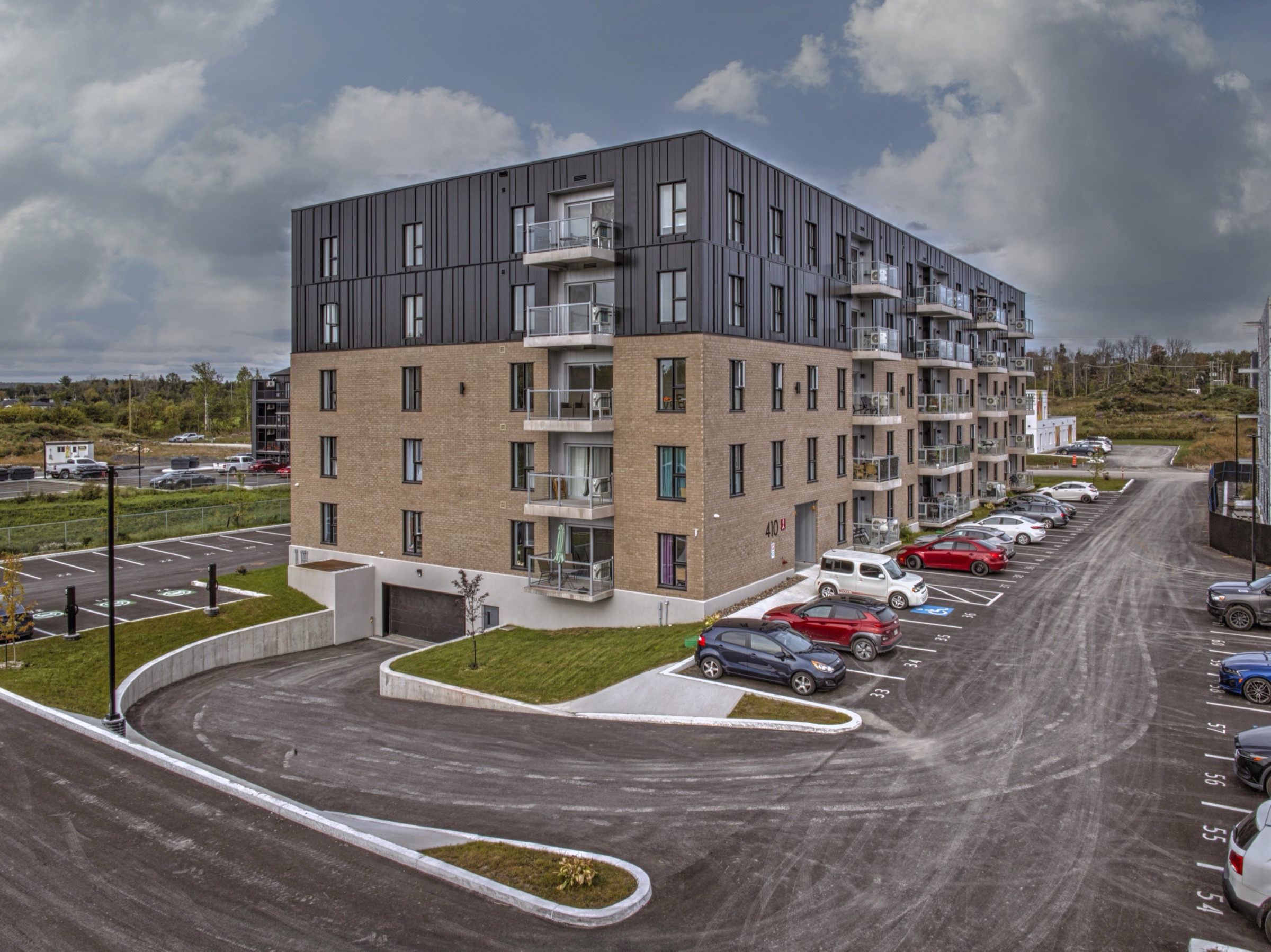 Stationnement et entrée du Complexe Walker