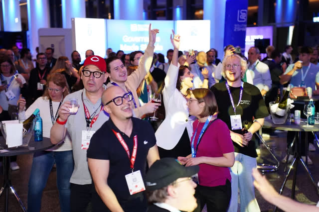 Party-Impression: Gäste im Gespräch