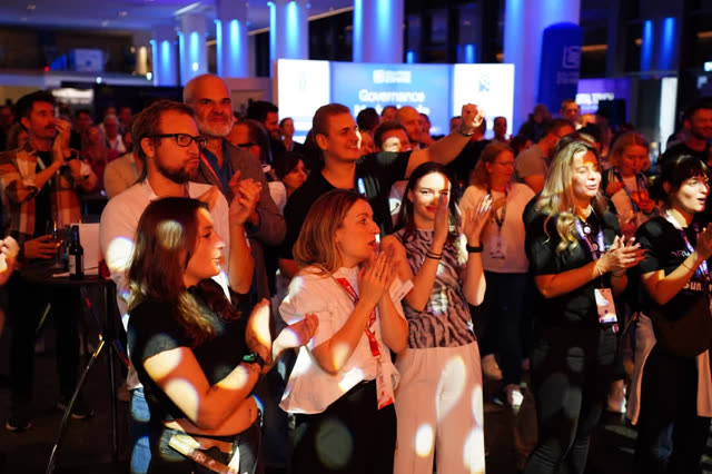 Party-Impression: Networking am Stehtisch