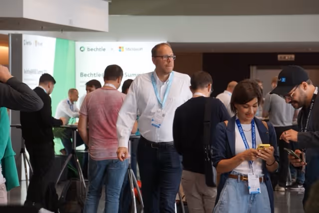 Teilnehmende im Gespräch mit einem Standteam