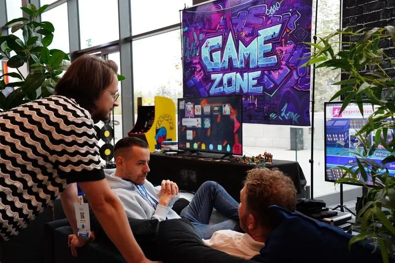 Game Zone mit Retro-Konsolen und Sitzgelegenheiten