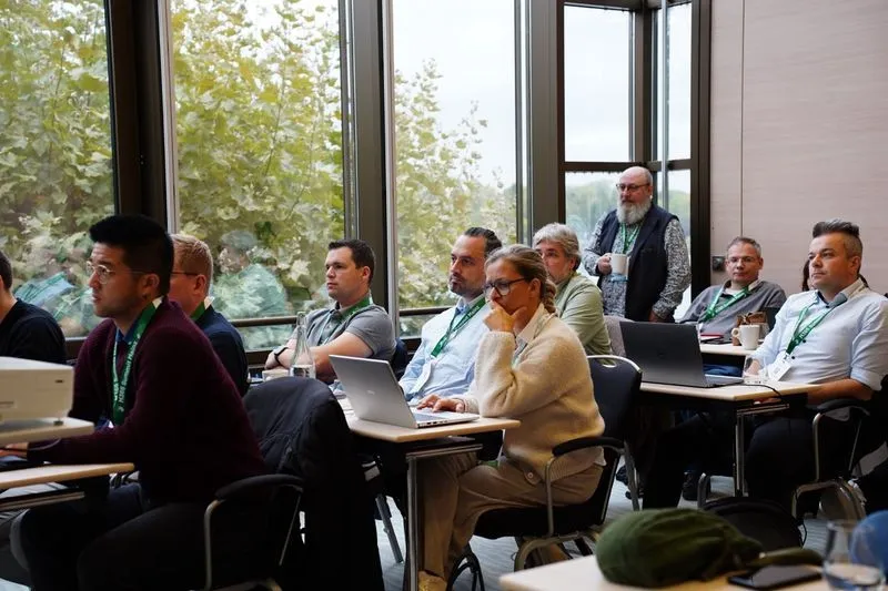 Teilnehmende im Gespräch, M365 Summit 2025