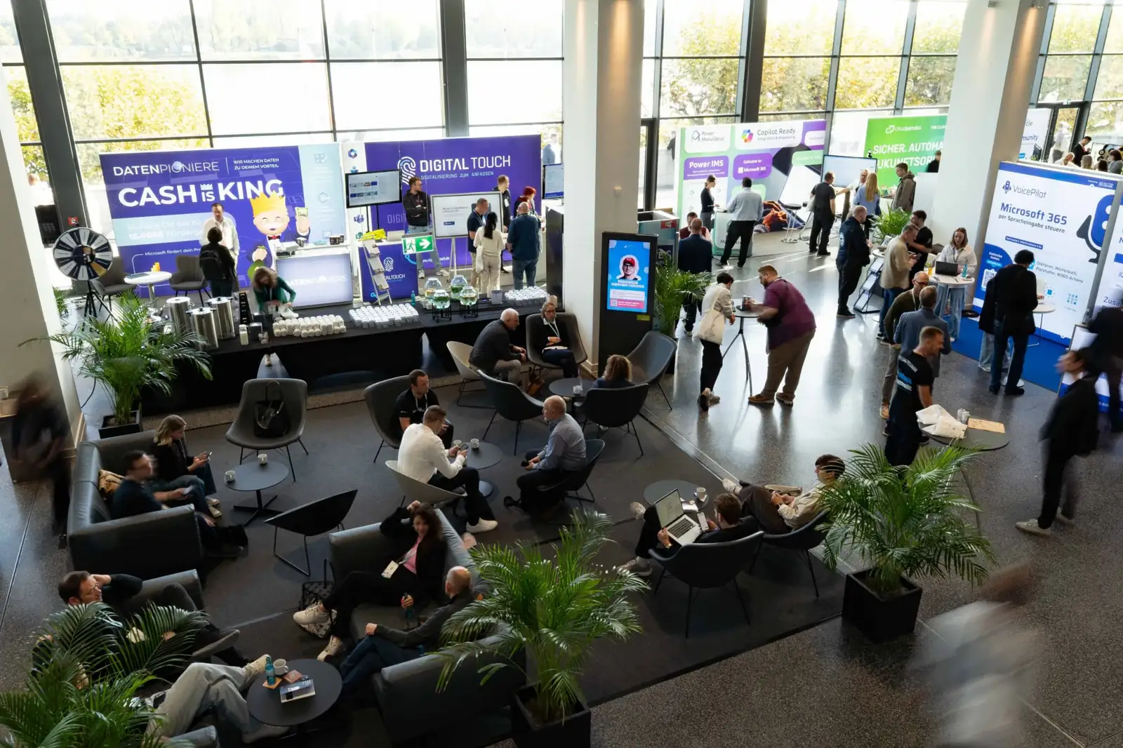 Ausstellerbereich mit Lounge beim M365 Summit