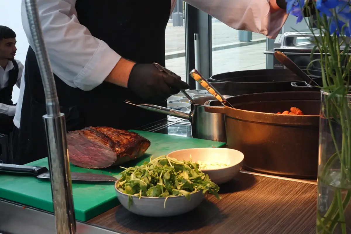 Live-Cooking beim M365 Summit: Roastbeef wird frisch aufgeschnitten