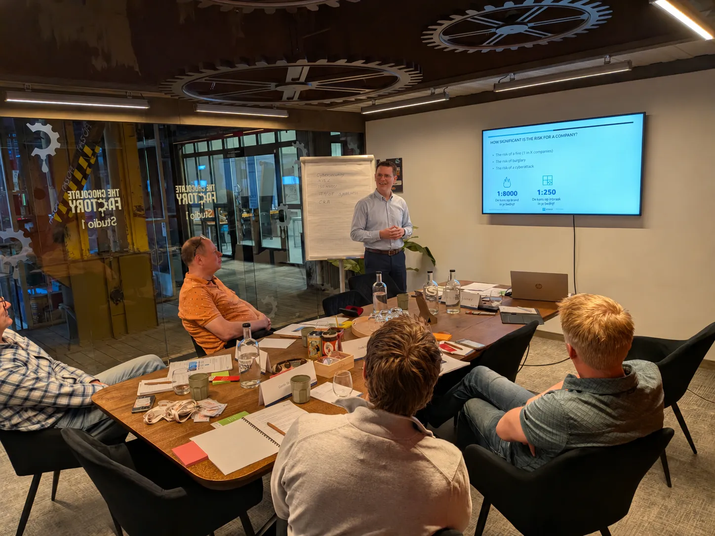 Jeroen van Schijndel presenteert tijdens een Jevax-training over OT-cybersecurity (AI-bewerkte foto).