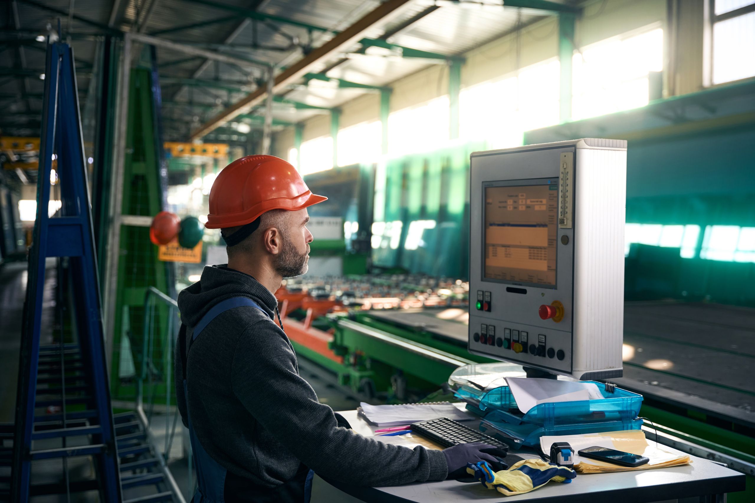 Machine-operator in een industriële omgeving