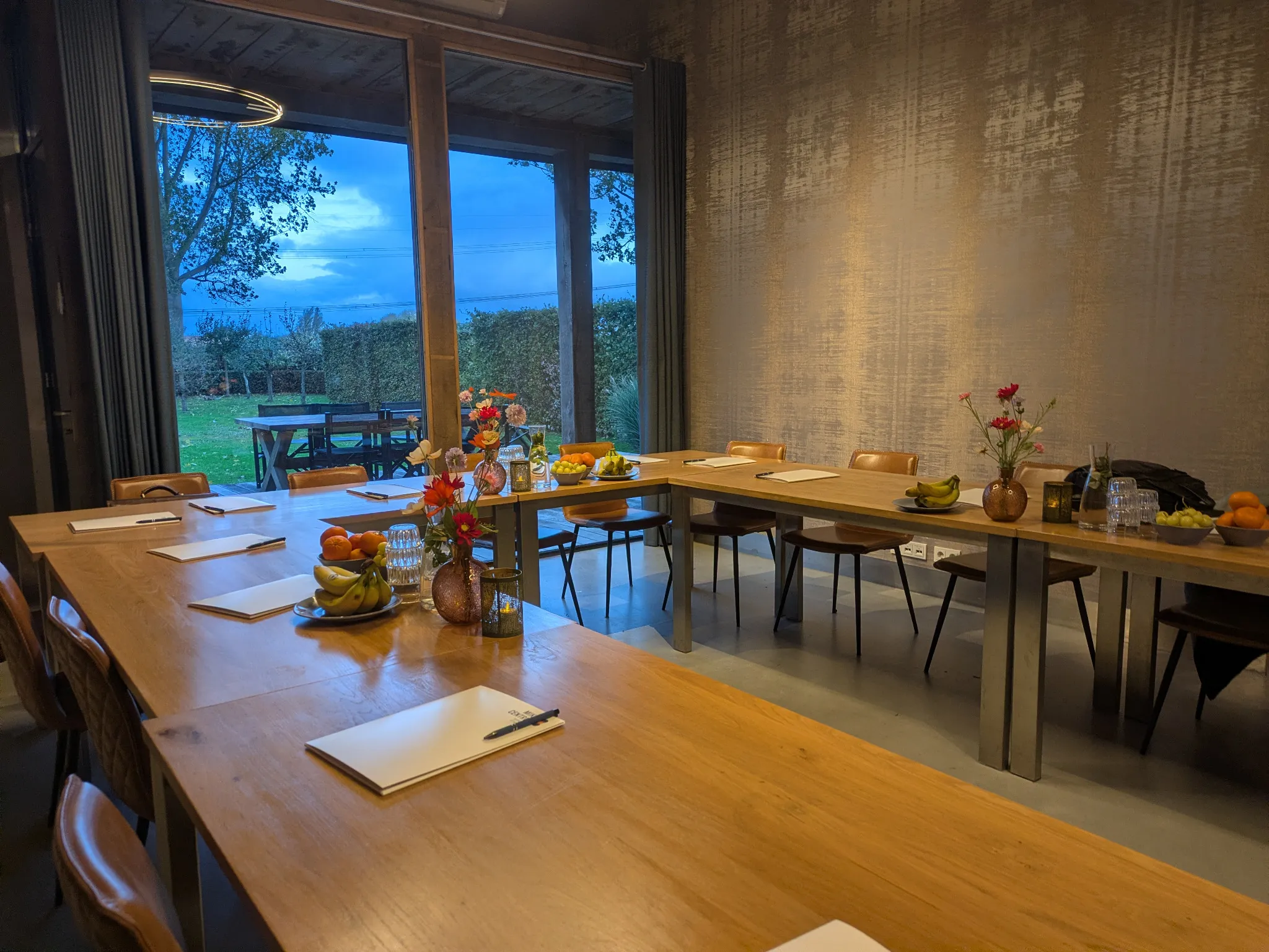Trainingsruimte met werkmateriaal voor de Jevax-workshop NIS2 en CRA.