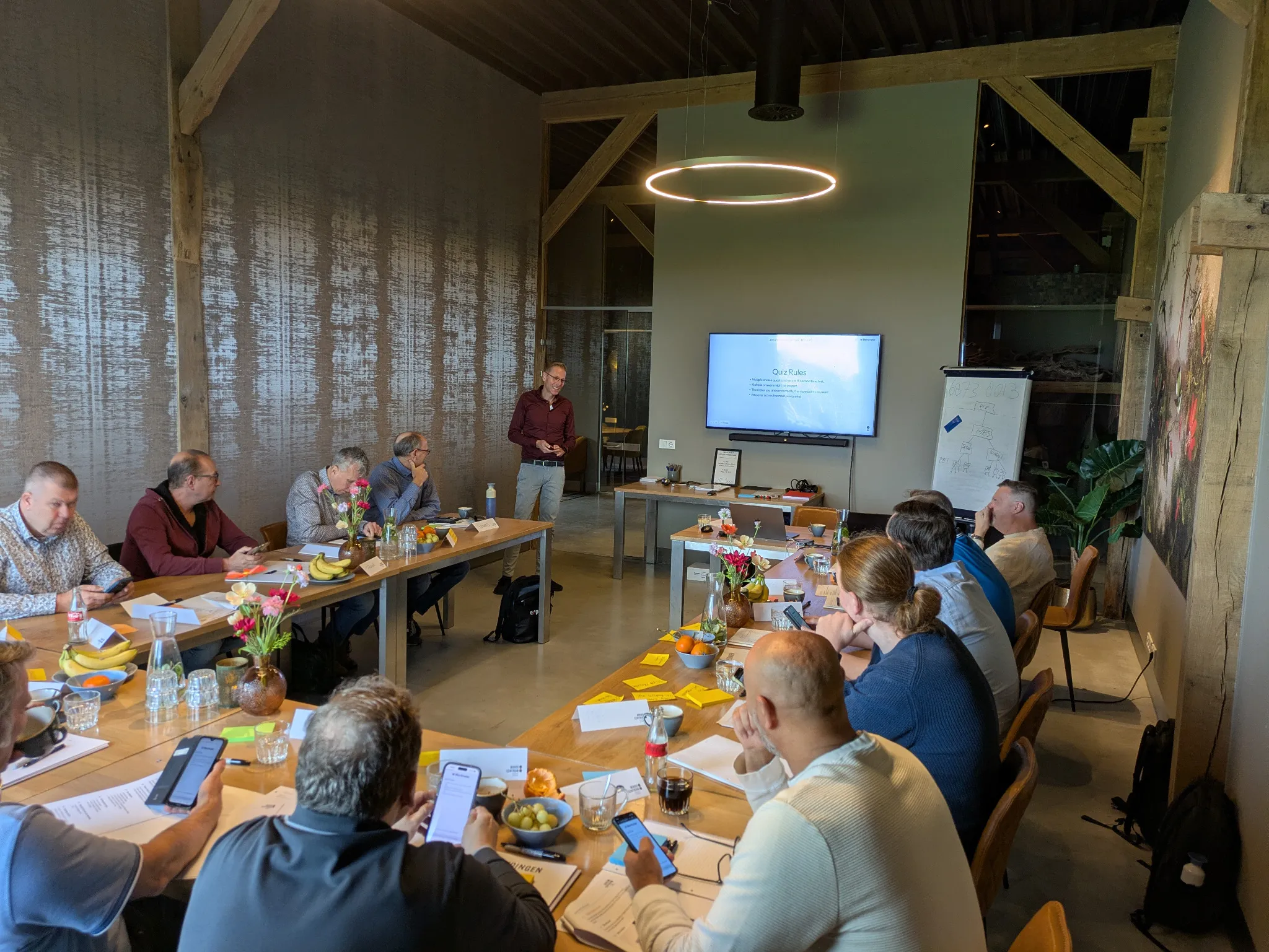 Deelnemers aan de Jevax-workshop NIS2 en CRA zitten rond de trainingstafel.