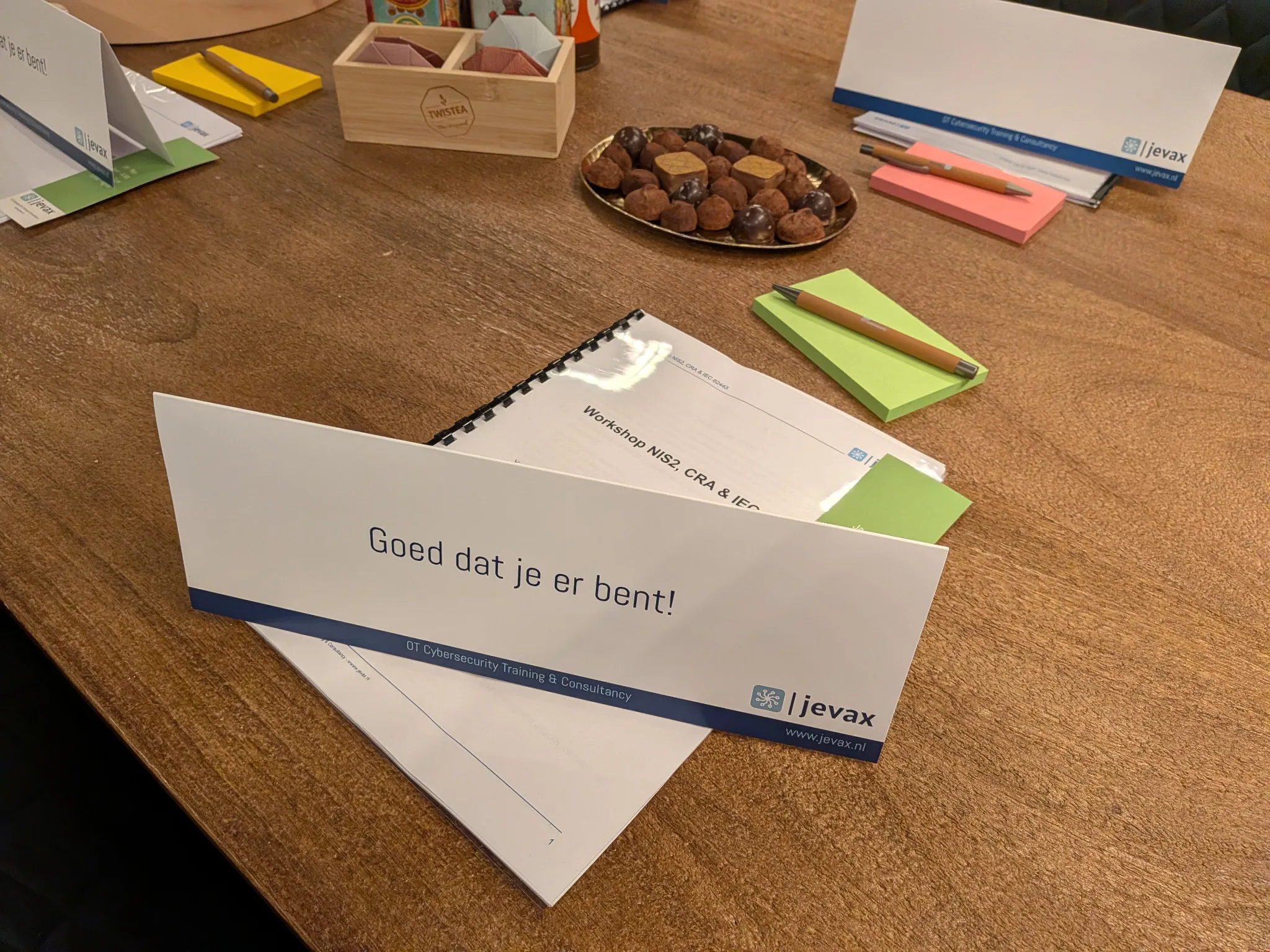 Jevax-lesmateriaal en notitieboekjes liggen klaar voor de training.