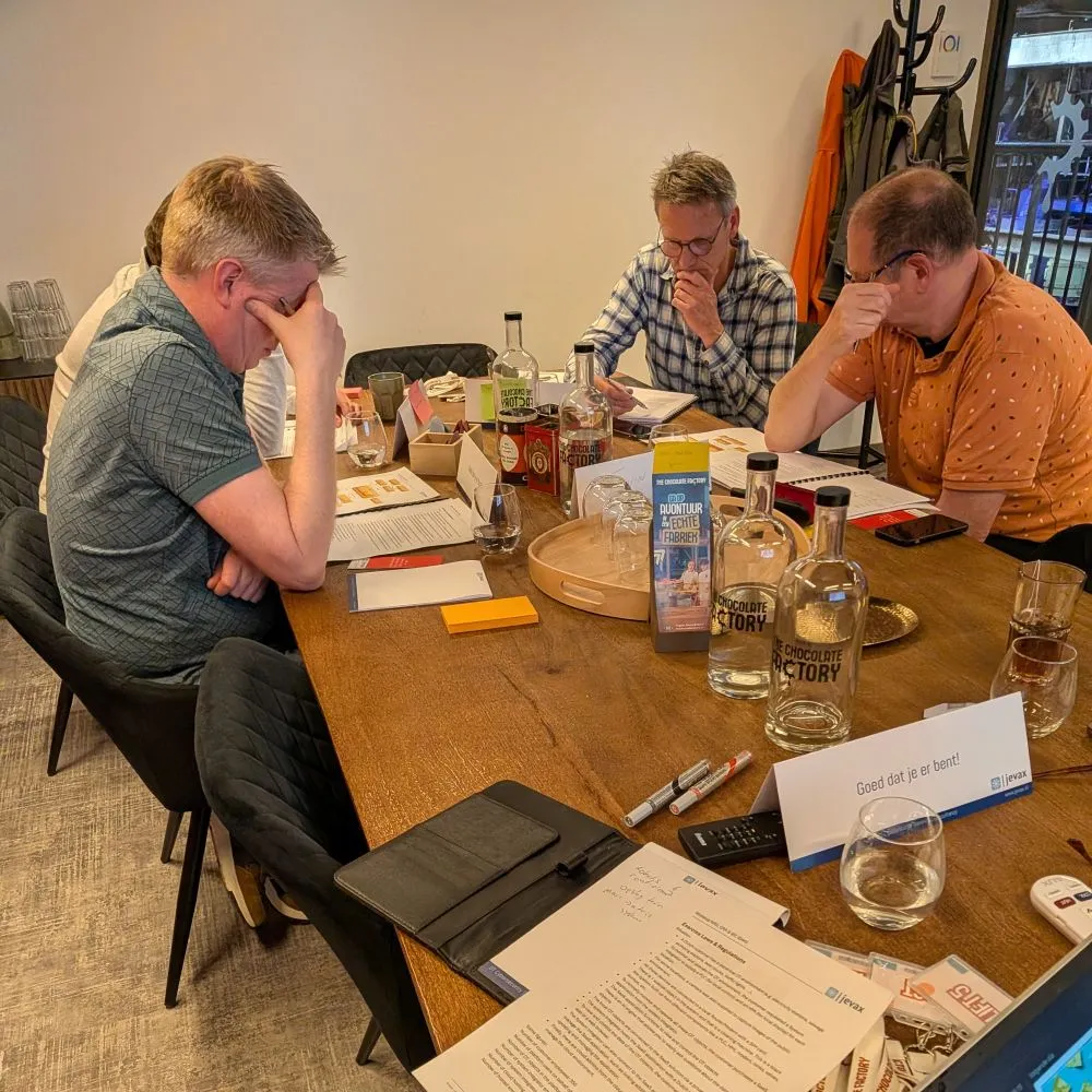 Deelnemers werken samen aan een opdracht tijdens een Jevax-training.