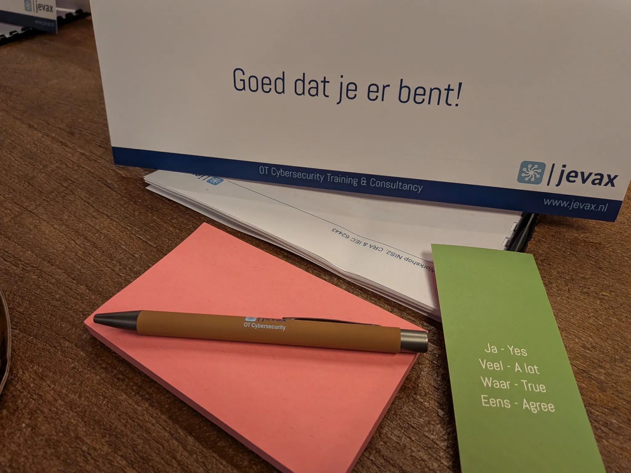 Werkboek en schrijfmaterialen voor deelnemers aan een Jevax-training.