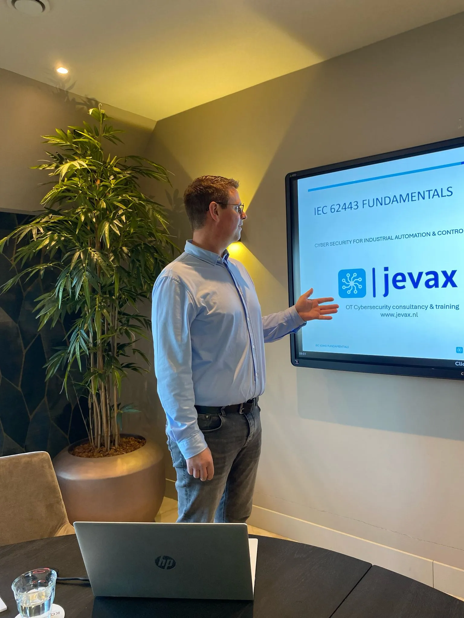 Jevax-trainer wijst een onderdeel op het presentatiescherm aan.