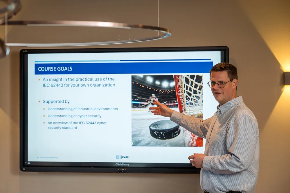 Jevax-trainer bespreekt de leerdoelen van een IEC 62443-training.