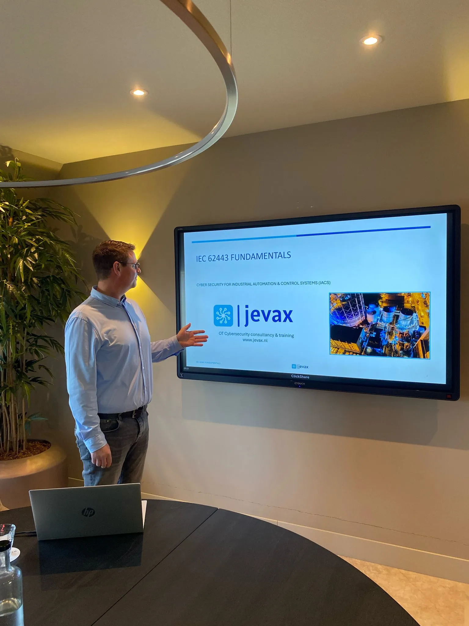 Jevax-trainer geeft uitleg bij een presentatie over OT-cybersecurity.