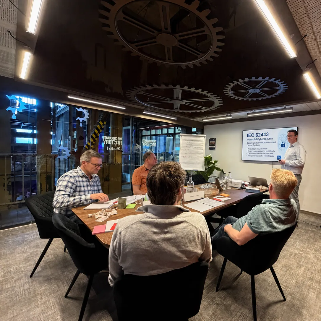 Deelnemers volgen een IEC 62443-training bij Jevax.