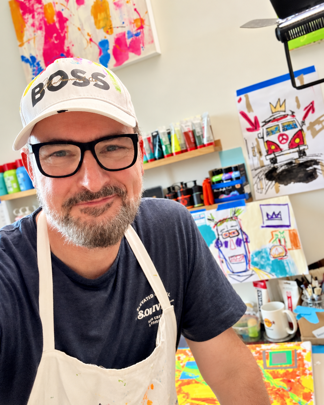 Pü bei seinen Malversuchen im Atelier