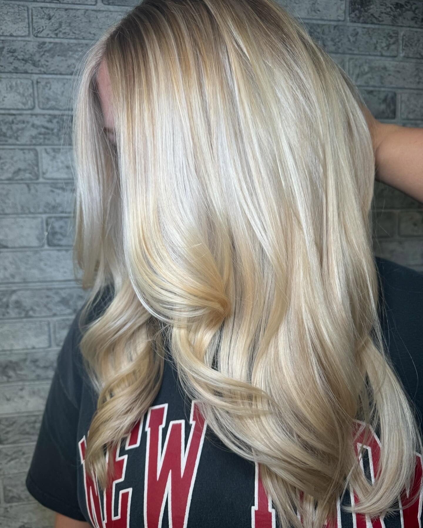 Long platinum dimensional blonde hair with soft waves, colored by Alecee Sharp