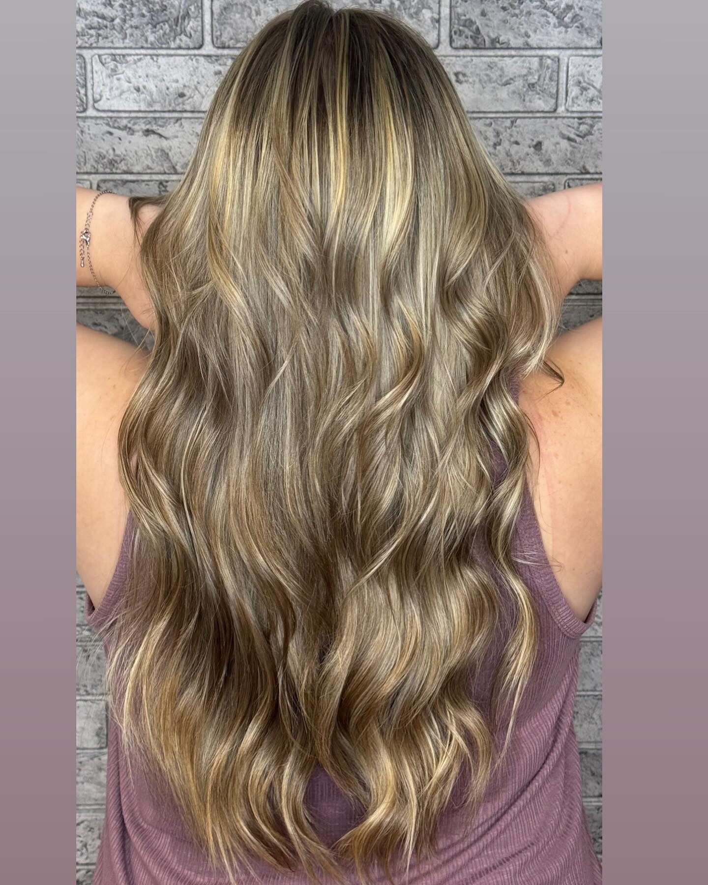 Dimensional bronde waves with fine blonde ribbons