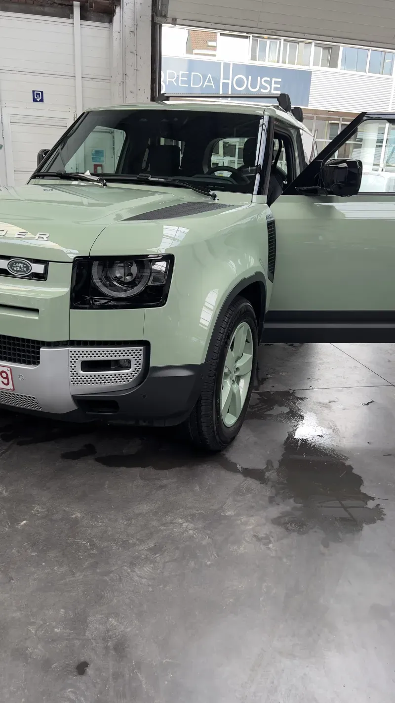 Lichtgroene SUV in het atelier na de exterieurbehandeling