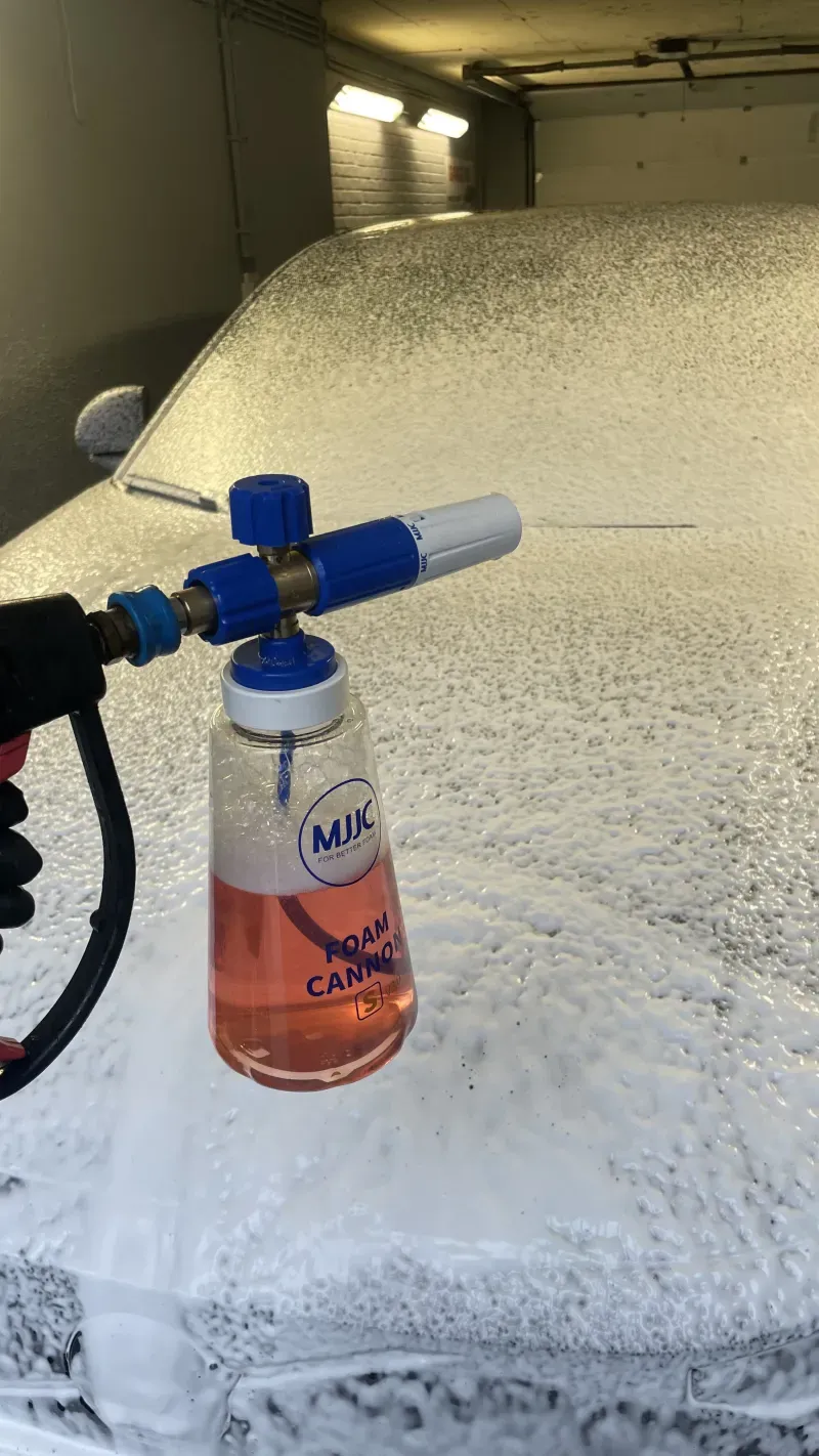 Auto bedekt met een dikke laag foam tijdens de voorwas