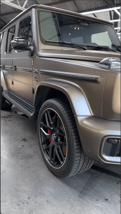 Bronskleurige matte SUV met zwarte velgen en rode remklauwen