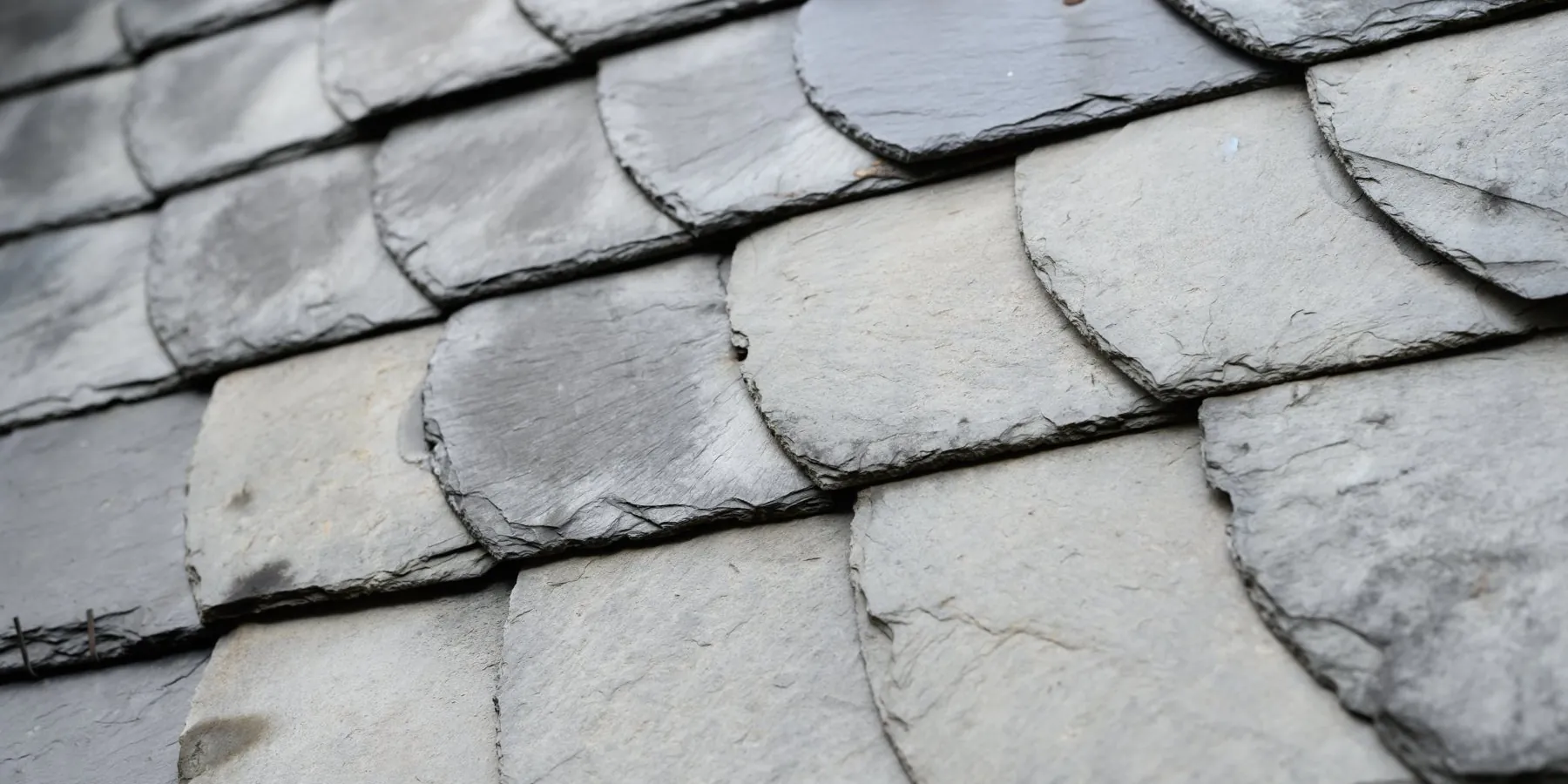 Schieferschindeln an einer alten Hauswand