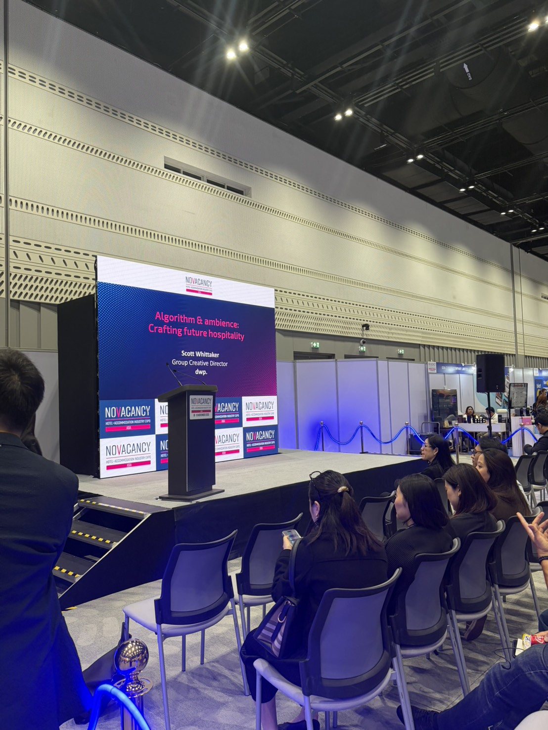 Scott Whittaker จาก dwp บรรยายเรื่อง Algorithm and ambience ที่งาน NoVacancy Asia 2026