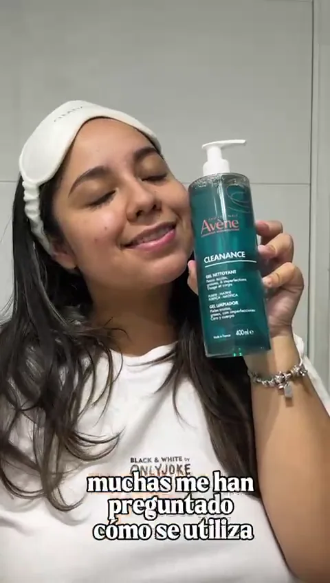 Creadora grabando UGC para una campaña: Que te compren