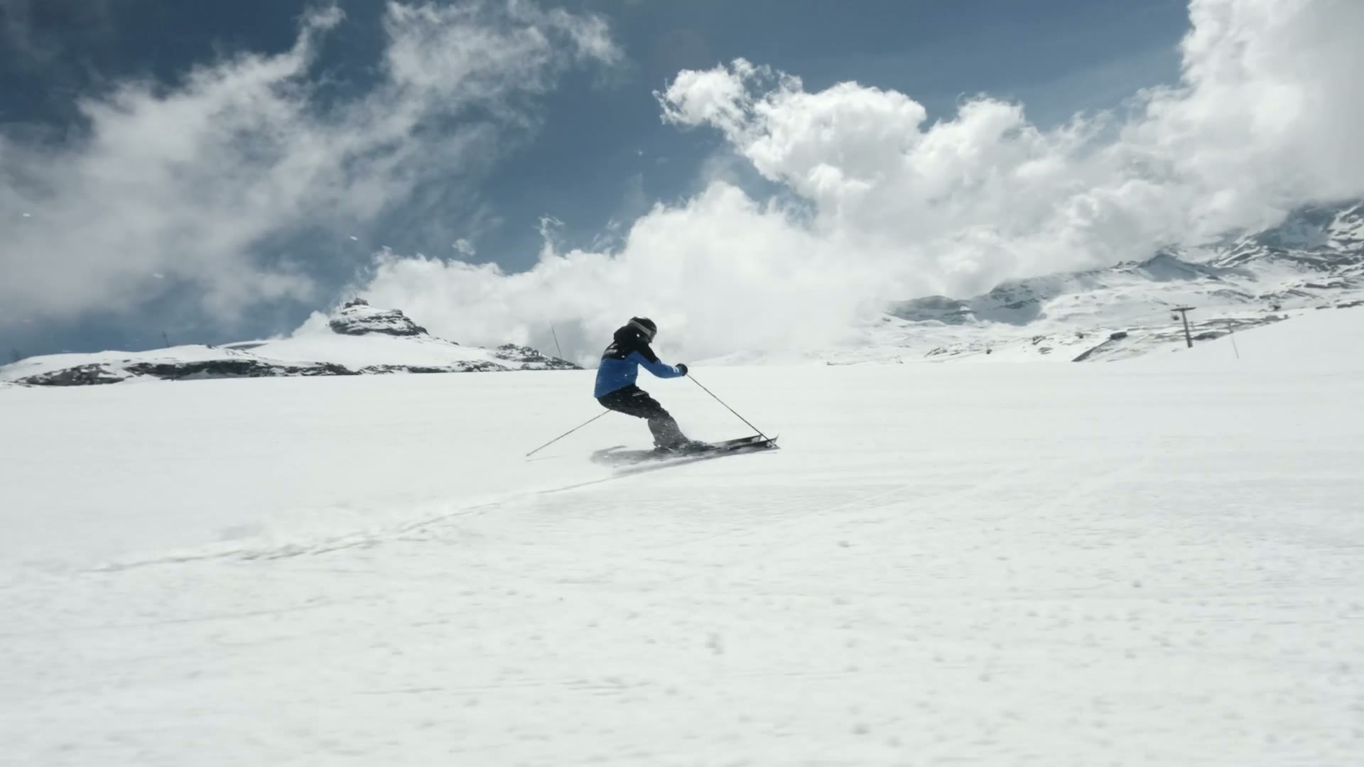 Sciatrice in azione sulla neve