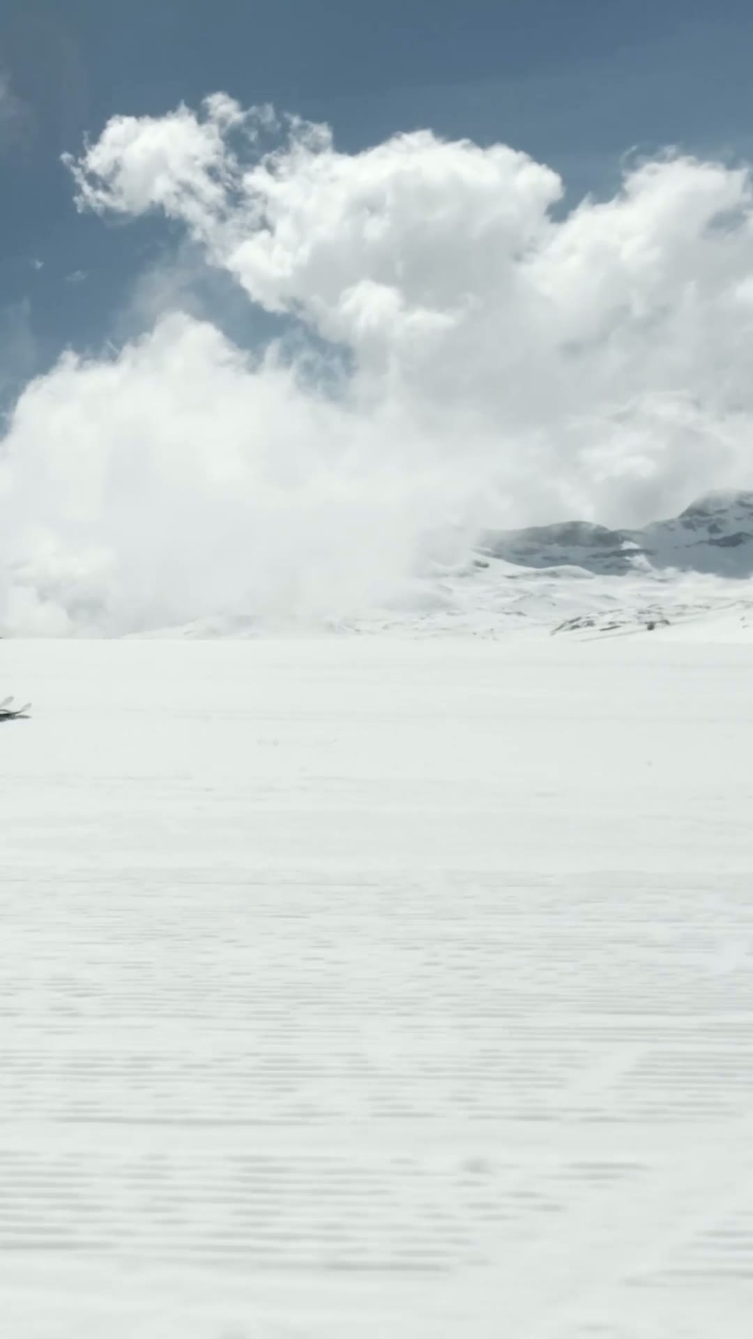 Sciatrice in azione sulla neve, inquadratura verticale come sul telefono
