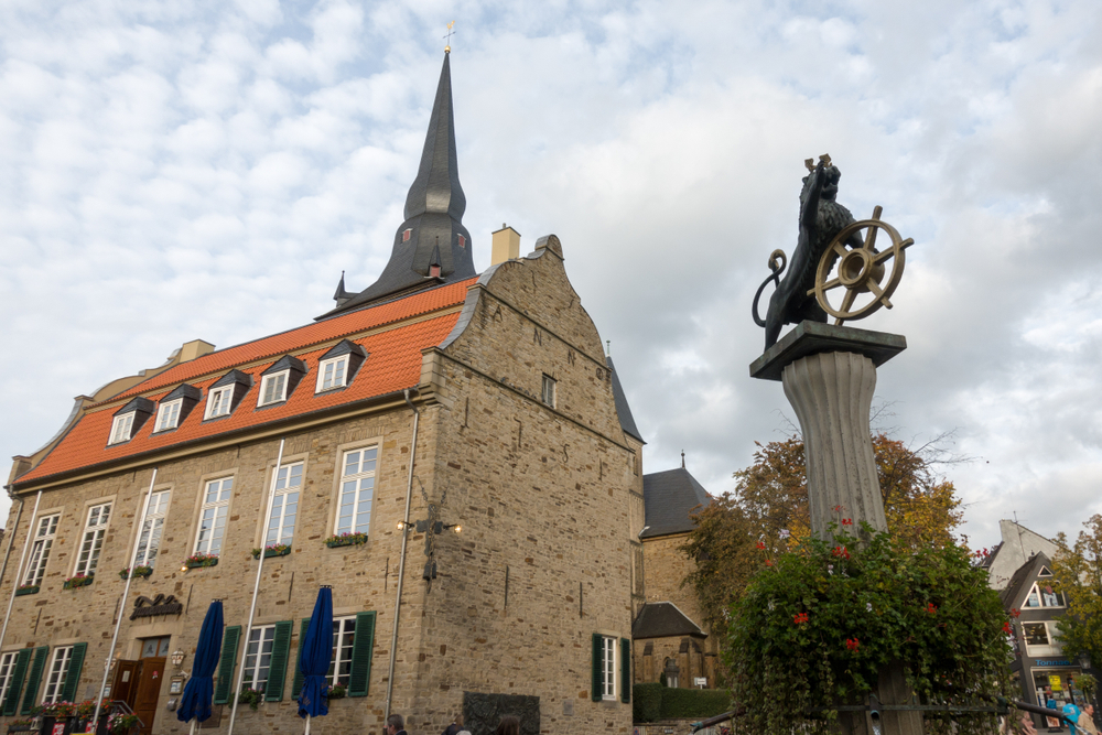 Altes Rathaus und Löwenbrunnen am Marktplatz Ratingen