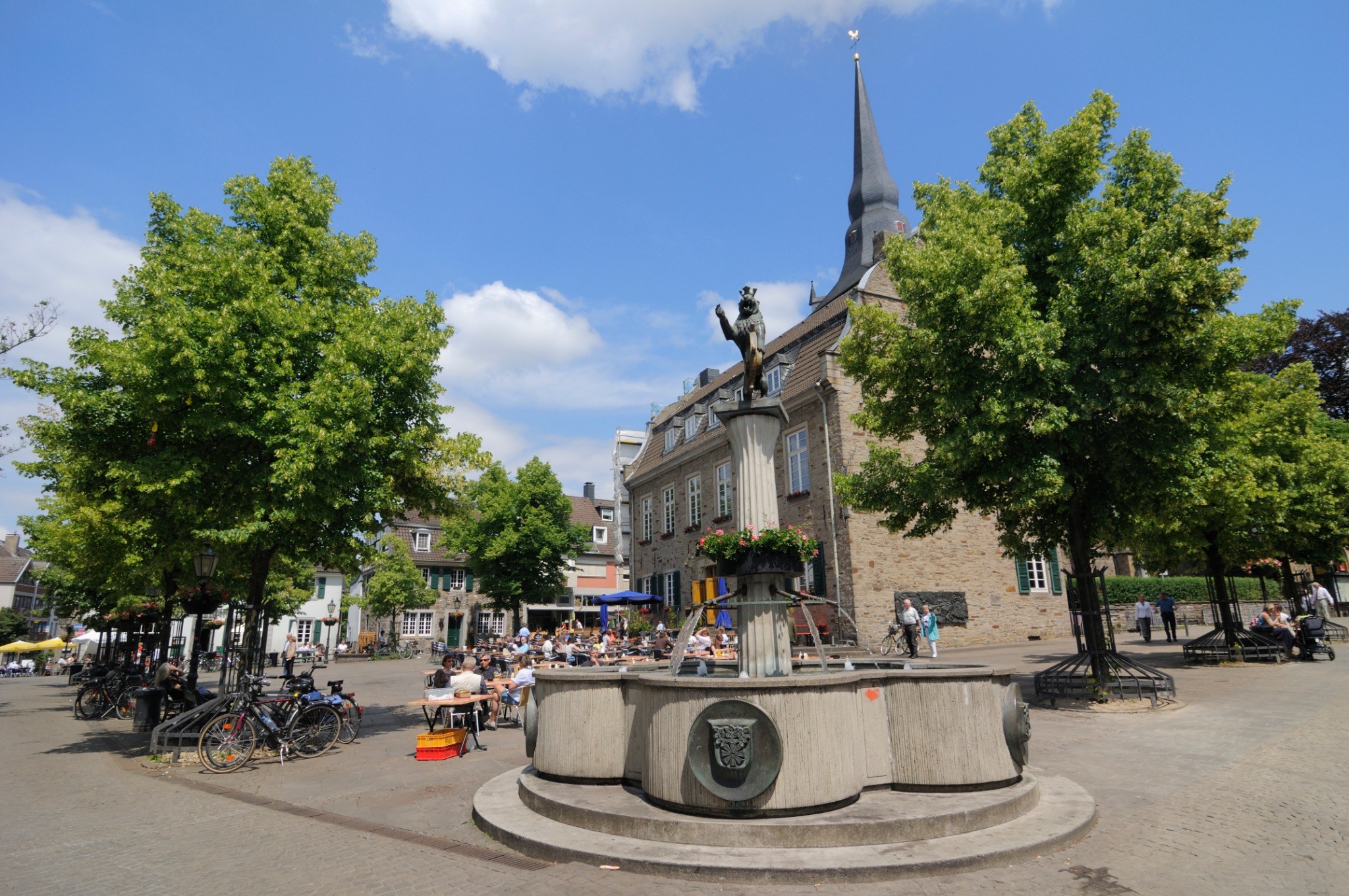 Marktplatz Ratingen mit Marktbrunnen, Rathaus und St. Peter und Paul – KENSINGTON Immobilienmakler Ratingen