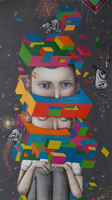 Graffiti tour in Buenos Aires - child in boxes